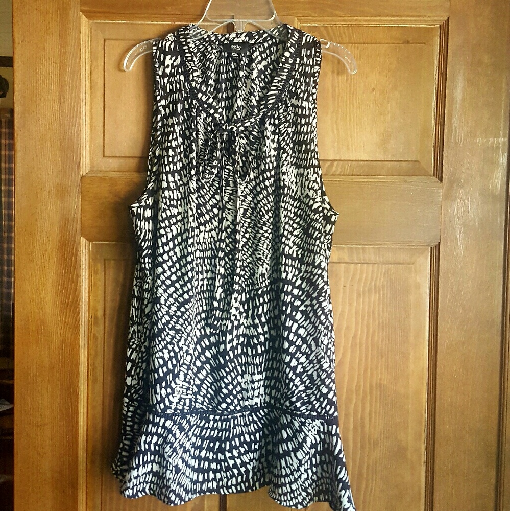 Pretty sleeveless tunic, black & white.