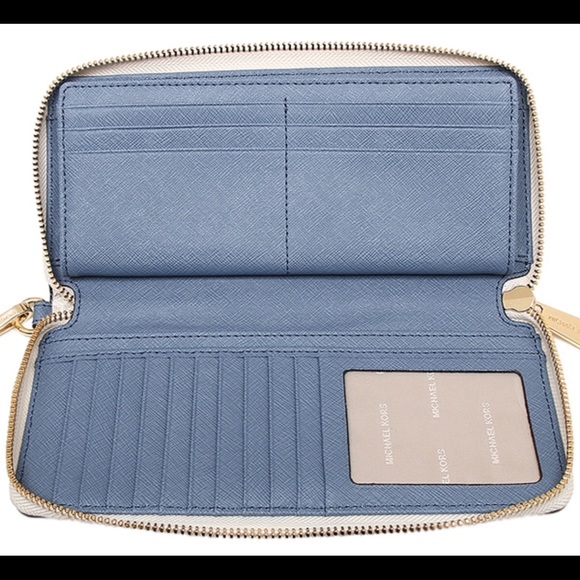 Wristlet/Wallet. ✈️ - Picture 4 of 8