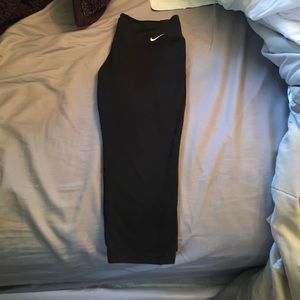 NIKE dri- fit knee length leggings