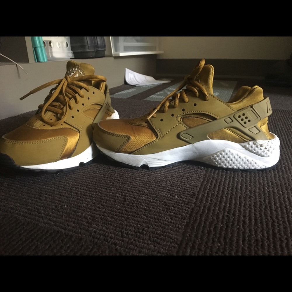 W'S AIR HUARACHE RUN "BRONZINE" in good condition