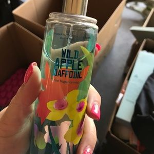 Wild apple daffodil mist