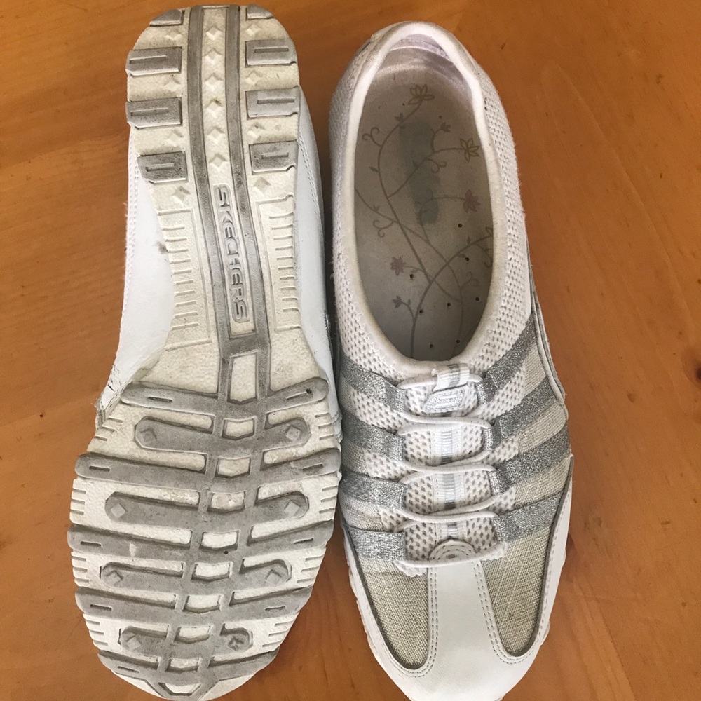 👉 White with silver accents Skechers 👈