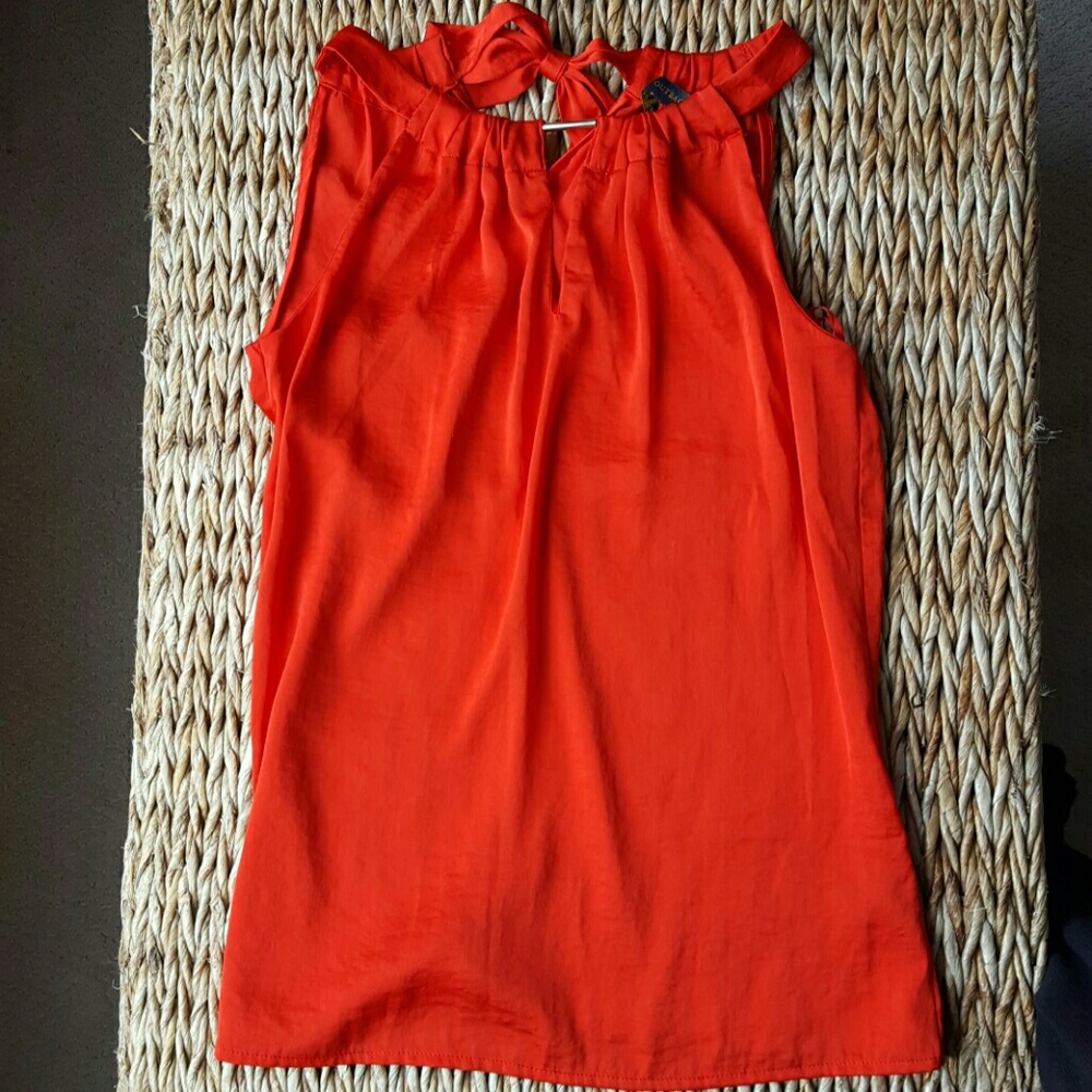 Keyhole top with gold deatail