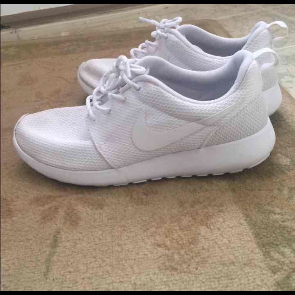 White Nike roshes