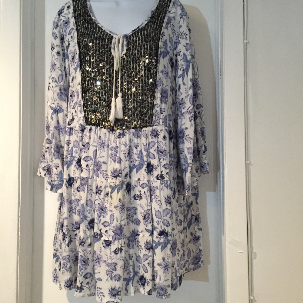 This is a beautiful tiered tunic top.