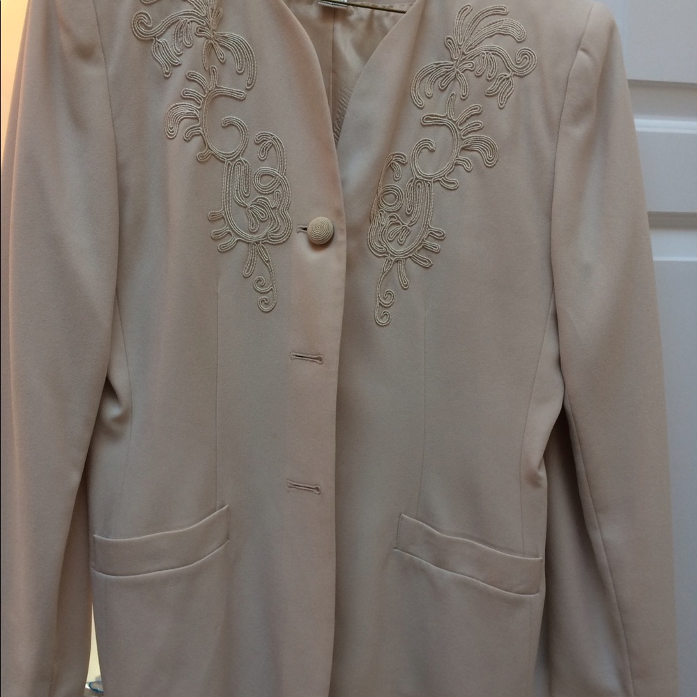 Casual Corner Beige Size 14 Embroidered Blazer