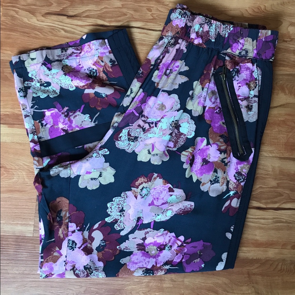 Anthropologie/Lilka navy capris. Size L. NWOT.