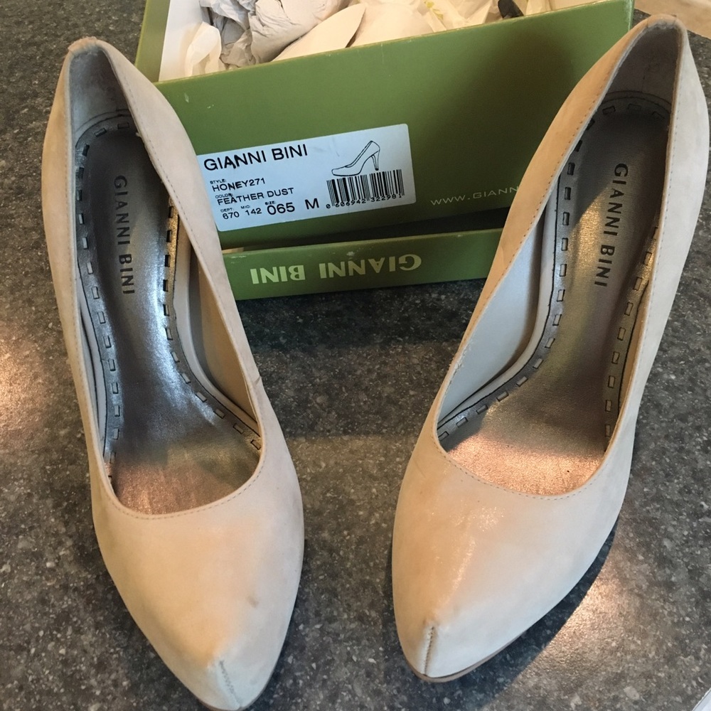 Gianni Bini pumps hardly worn!! 6.5 nude color