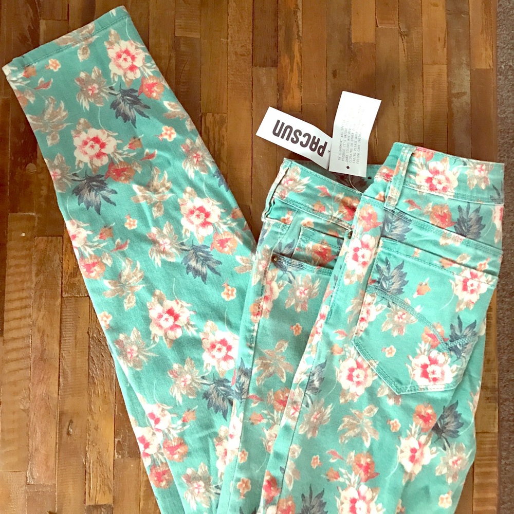 Bullhead black floral jeans. New with tags!