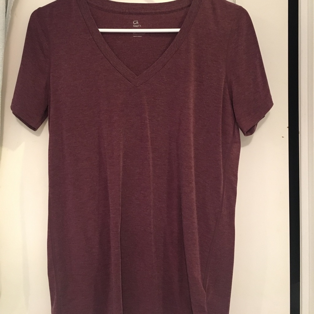 GapFit Breathe V-Neck shirt