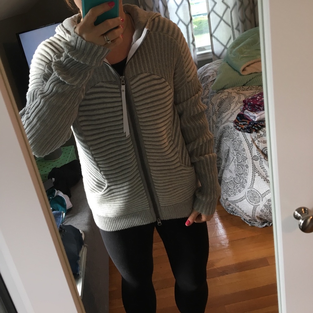 LULULEMON GRAY SWEATER ZIP UP