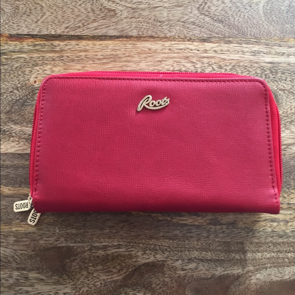 ROOTS red wallet