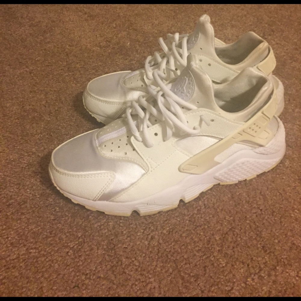 White nike huraches