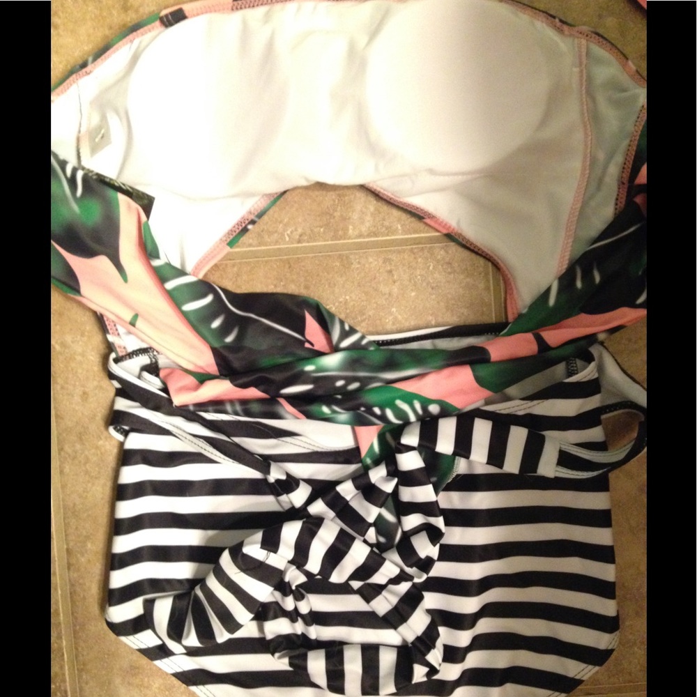 LAST ONE! Med Tropical Leaf One Piece Swimsuit - Picture 4 of 7