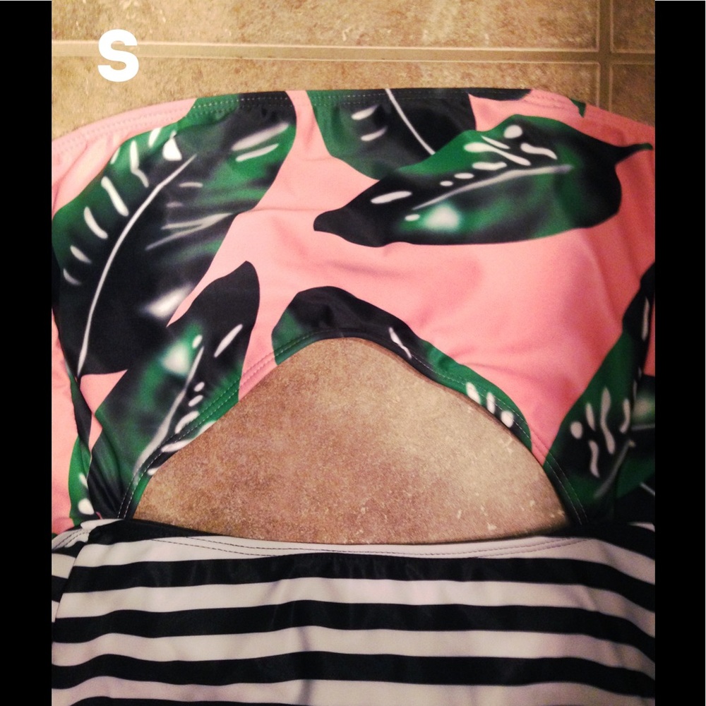 LAST ONE! Med Tropical Leaf One Piece Swimsuit - Picture 5 of 7