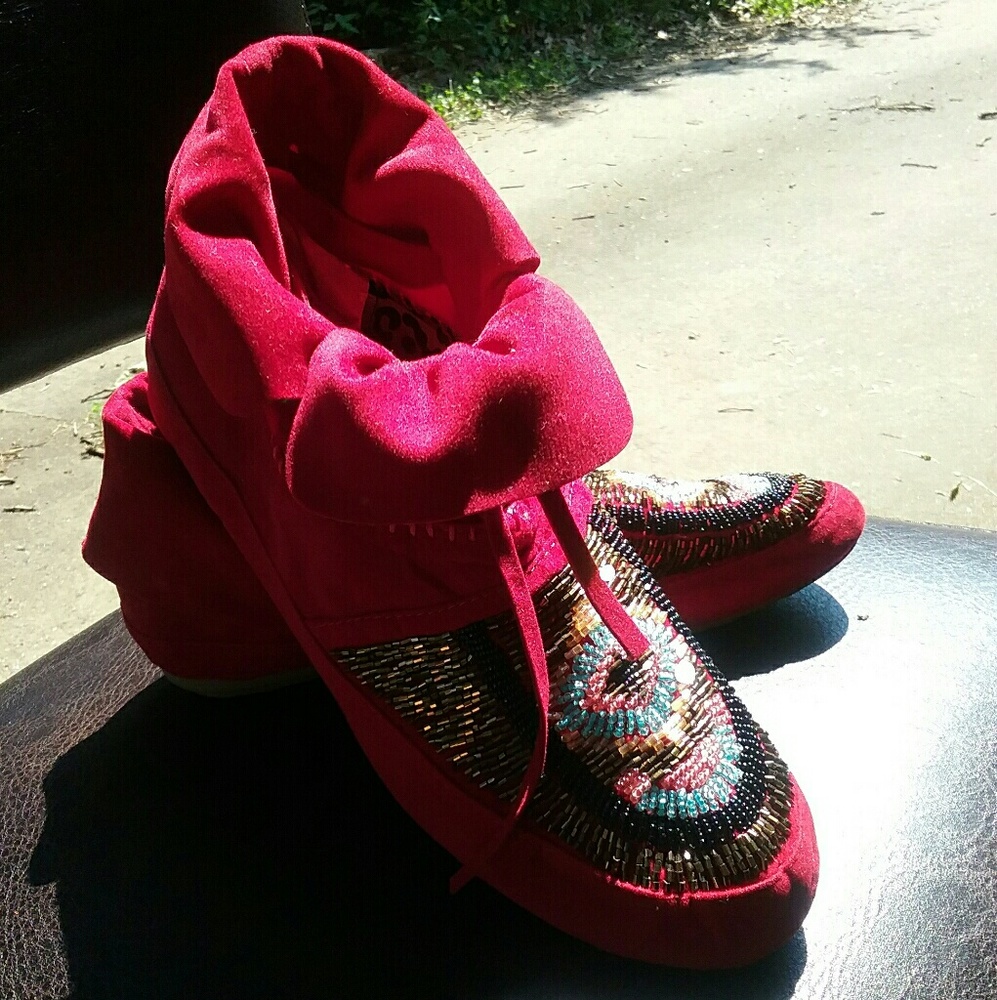 DOLLHOUSE TRIBE RED FOLD-OVER MOCCASIN