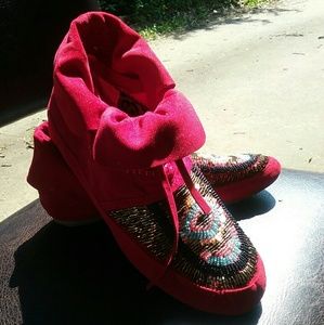 DOLLHOUSE TRIBE RED FOLD-OVER MOCCASIN