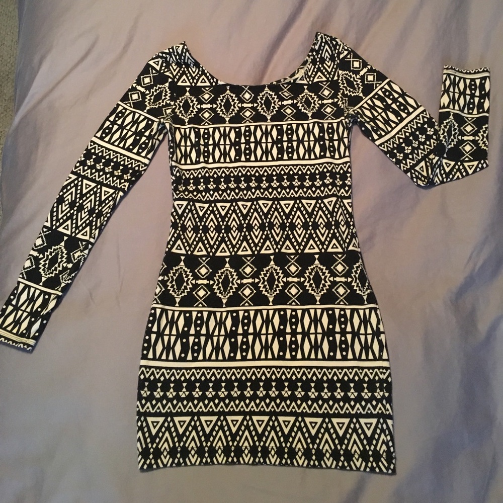 Scooped neck long sleeved tribal design mini dress