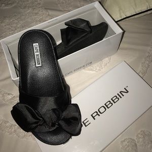 Black bow slides