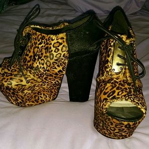 Sz 8 Leopard & black platform peep toe shoes