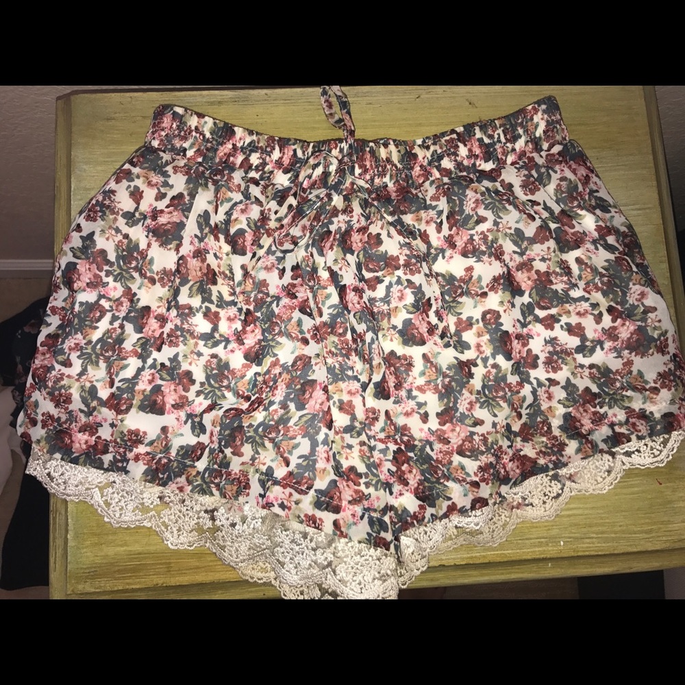High waisted floral shorts with lace