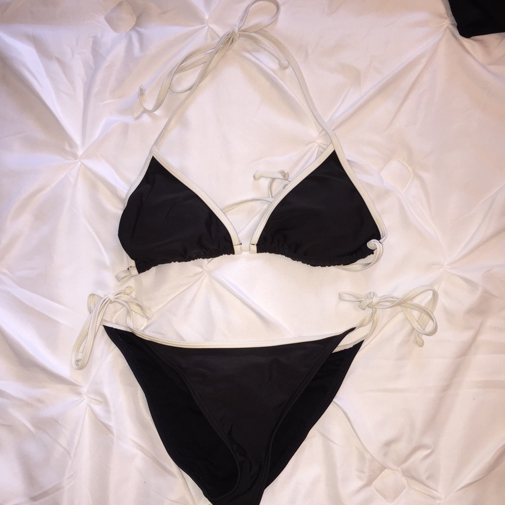 Black / white bikini