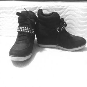 Black wedge sneakers