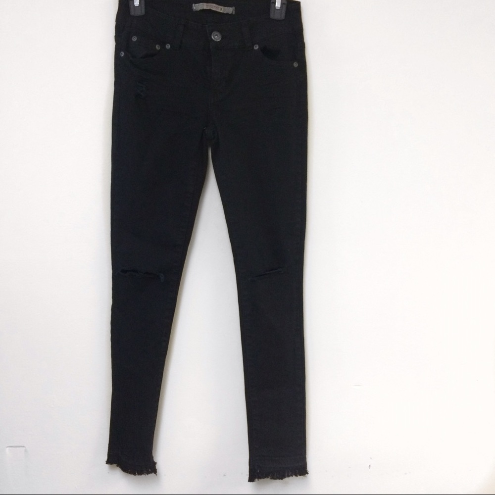 Black frayed skinny jegging.