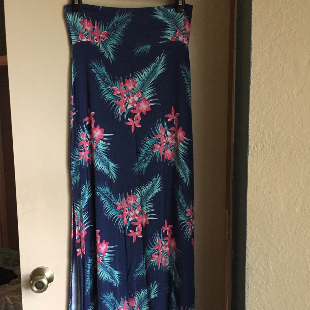Maxi skirt w 2 slits
