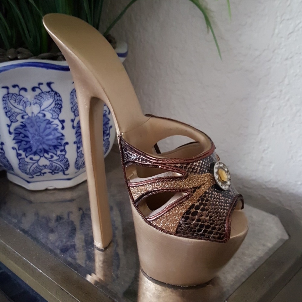 Stiletto brush holder