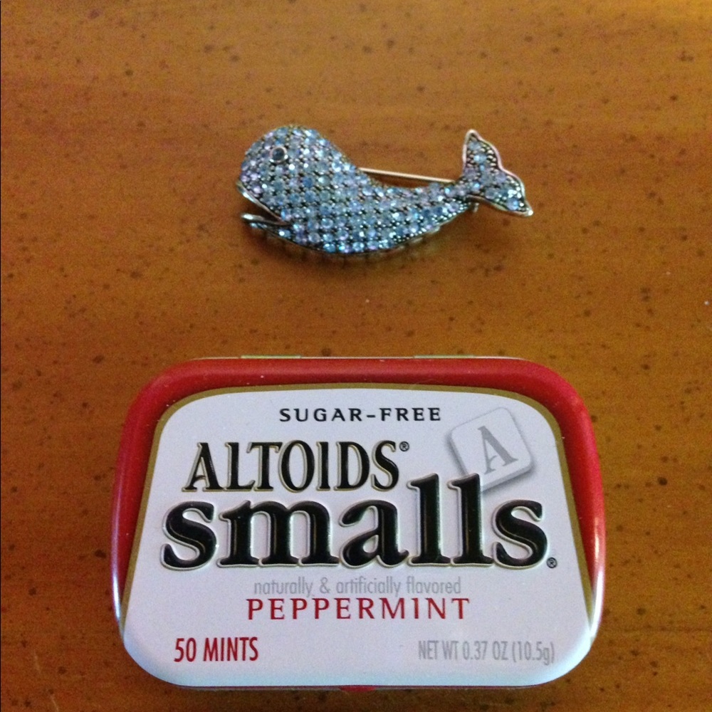 💎Sparkly whale brooch