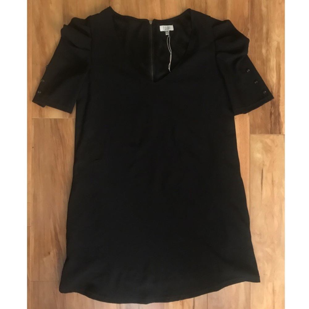 Short black dress with pockets