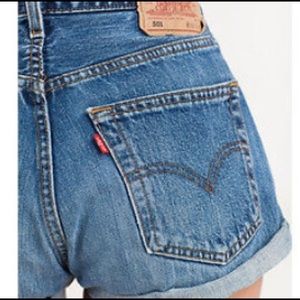 Levi High Wasted Shorts