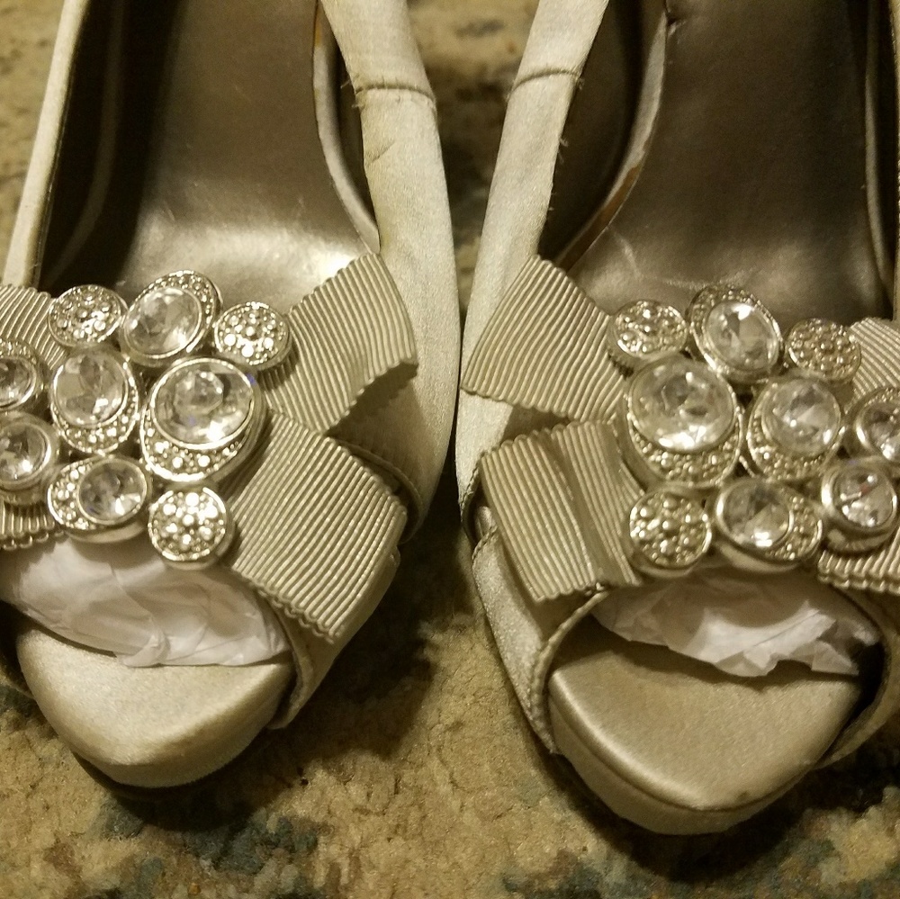 Nine West silk silver slingback pumps w crystals