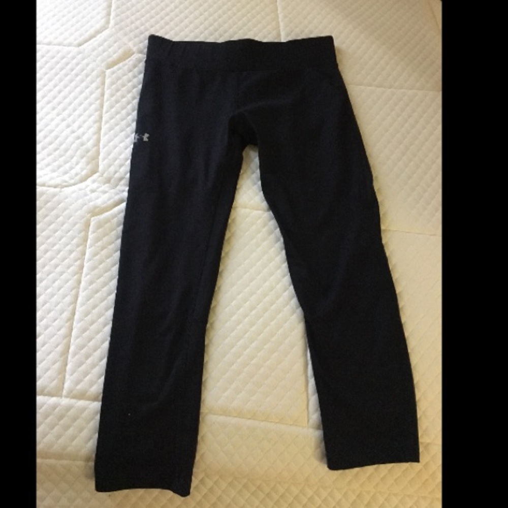 Cropped black under armour pants!