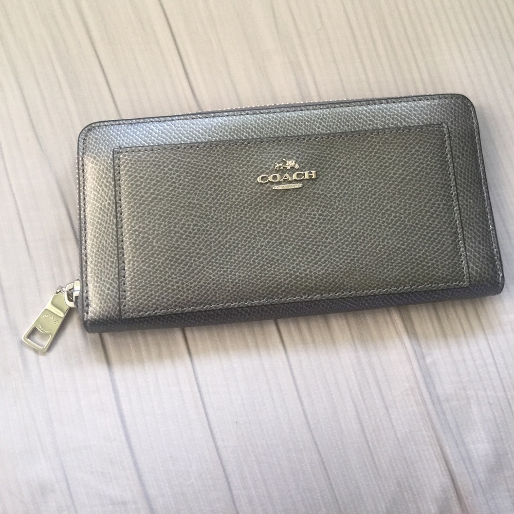 Coach wallet in silver (real)