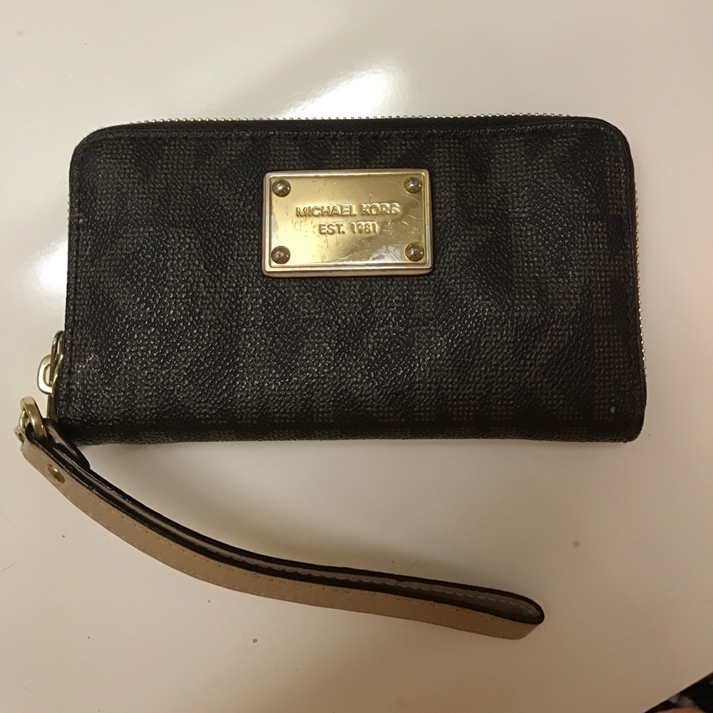 Micheal Kors wristlet - brown