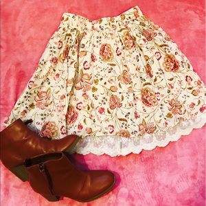Zara floral with lace trim skirt 🌸