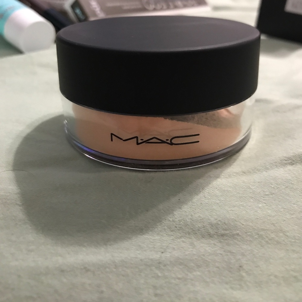 MAC loose powder Truth and Light