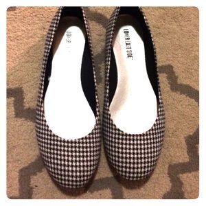 Black and white houndstooth flats.