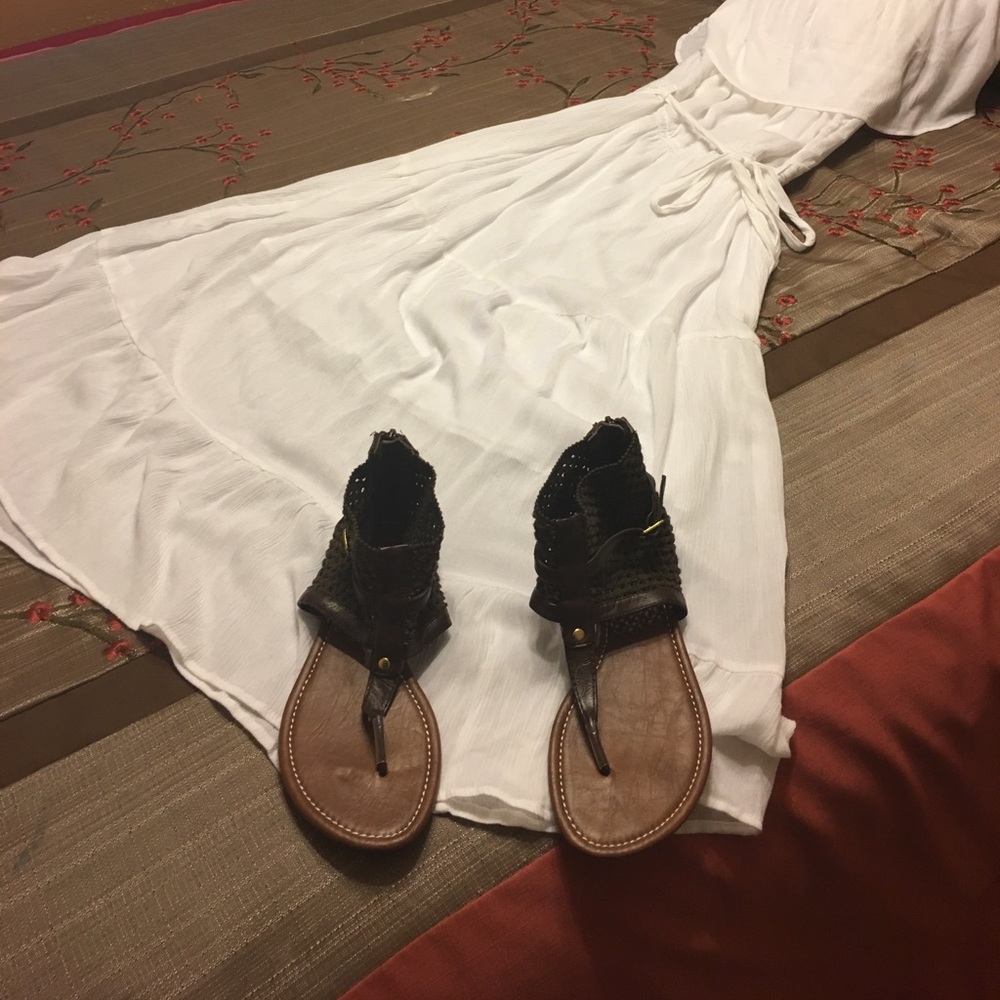 Size 9 very stylish brown and very comfortable.