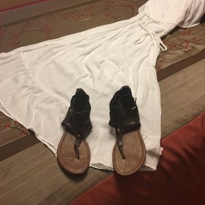 Size 9 very stylish brown and very comfortable.