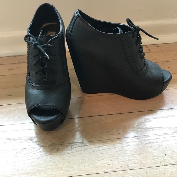Steve Madden black leather Oxford wedges - Picture 2 of 4
