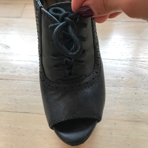 Steve Madden black leather Oxford wedges - Picture 4 of 4