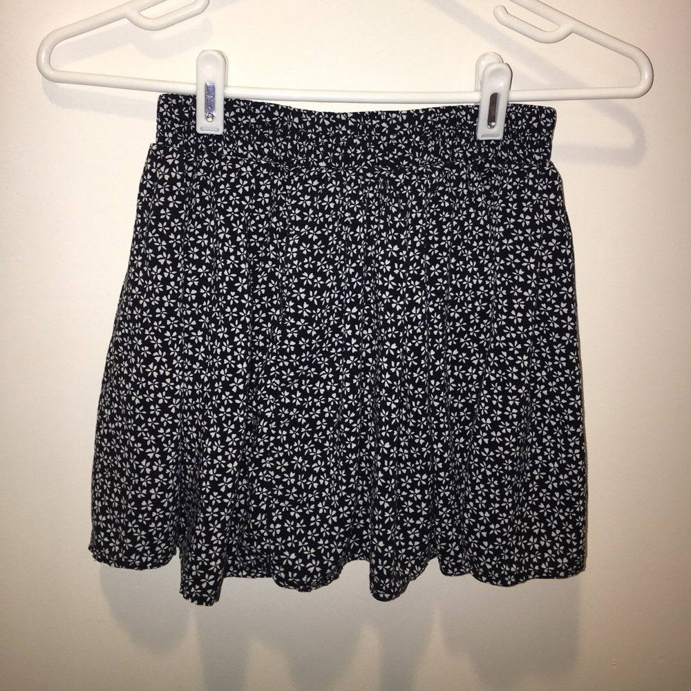🌻 Brandy Melville black skirt w/white flowers