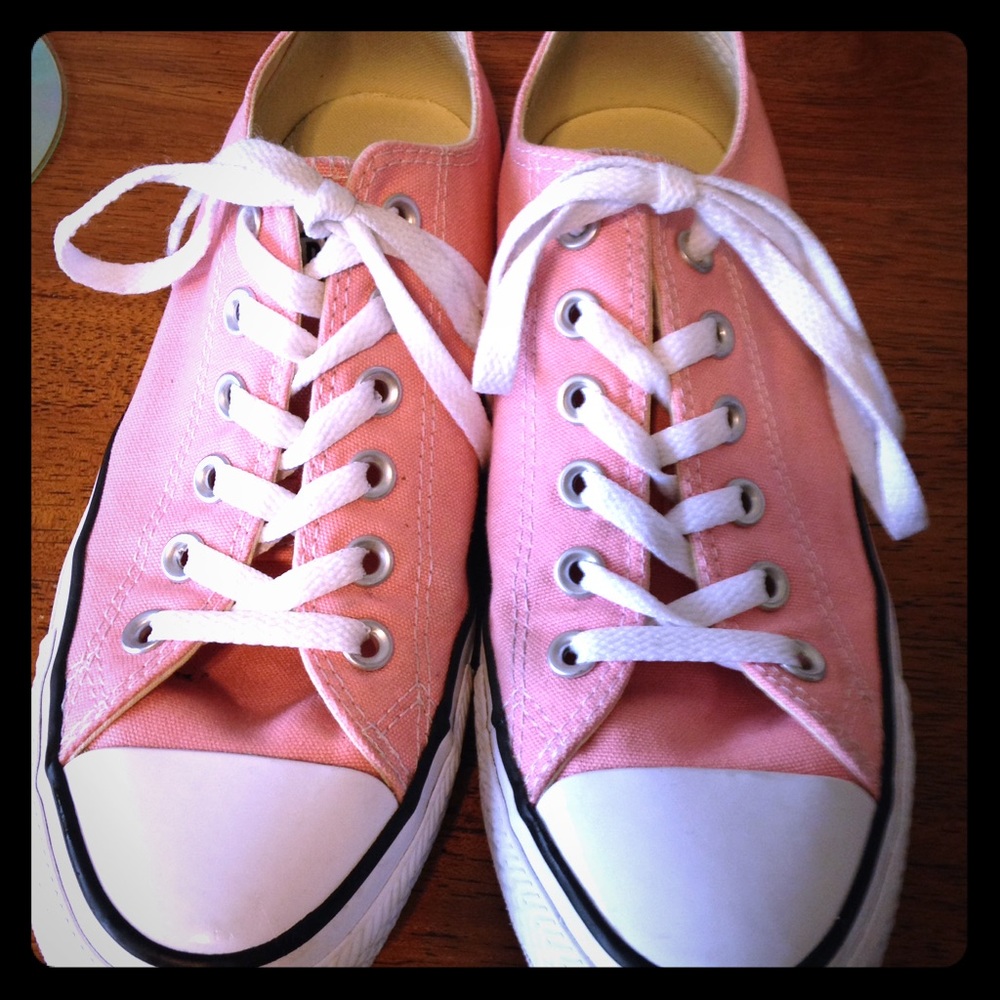 Converse Light Pink size 8W. Almost brand new!
