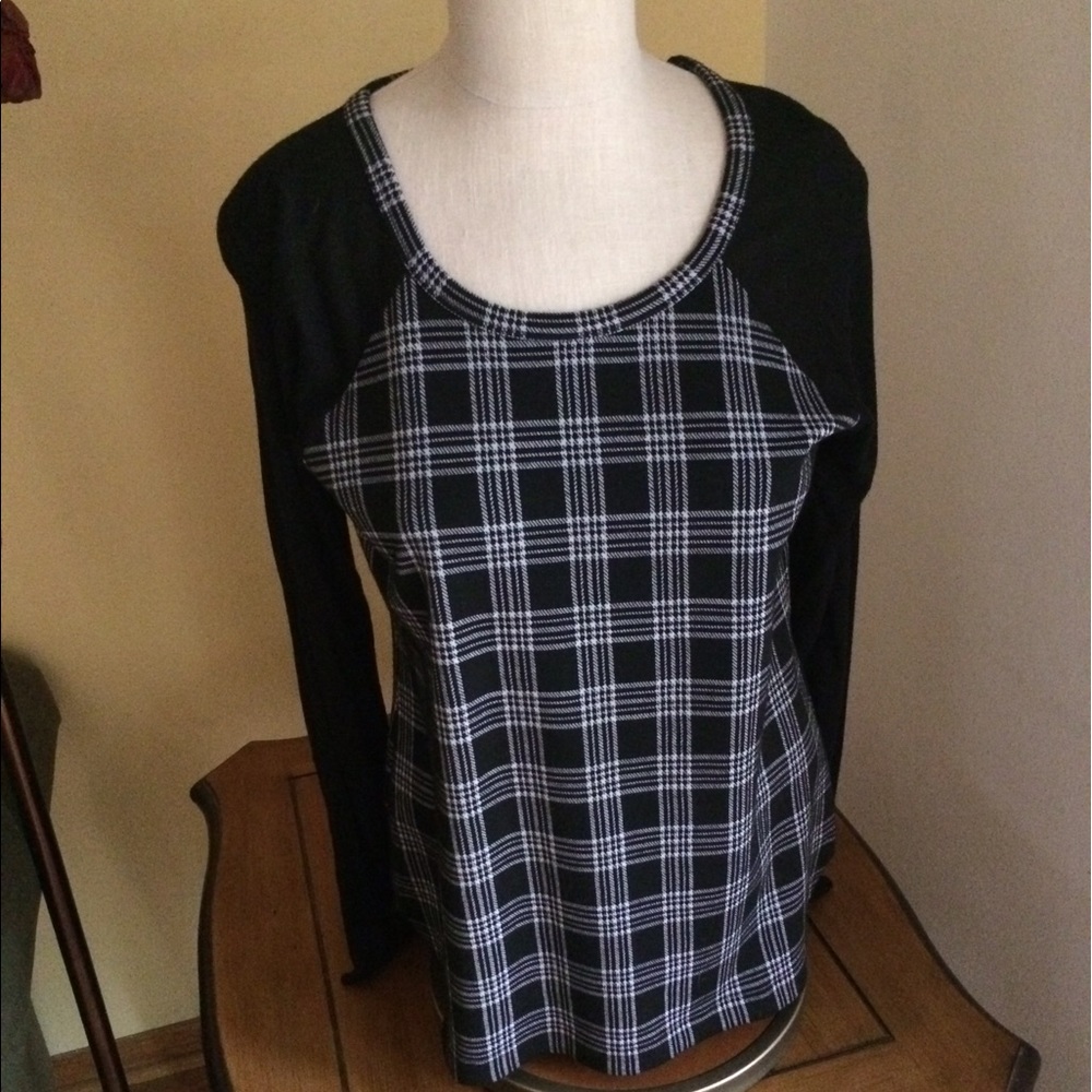 Gently Used - Sanctuary black/white knit top.