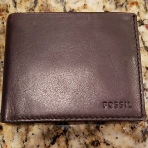 Men's Fossil wallet.