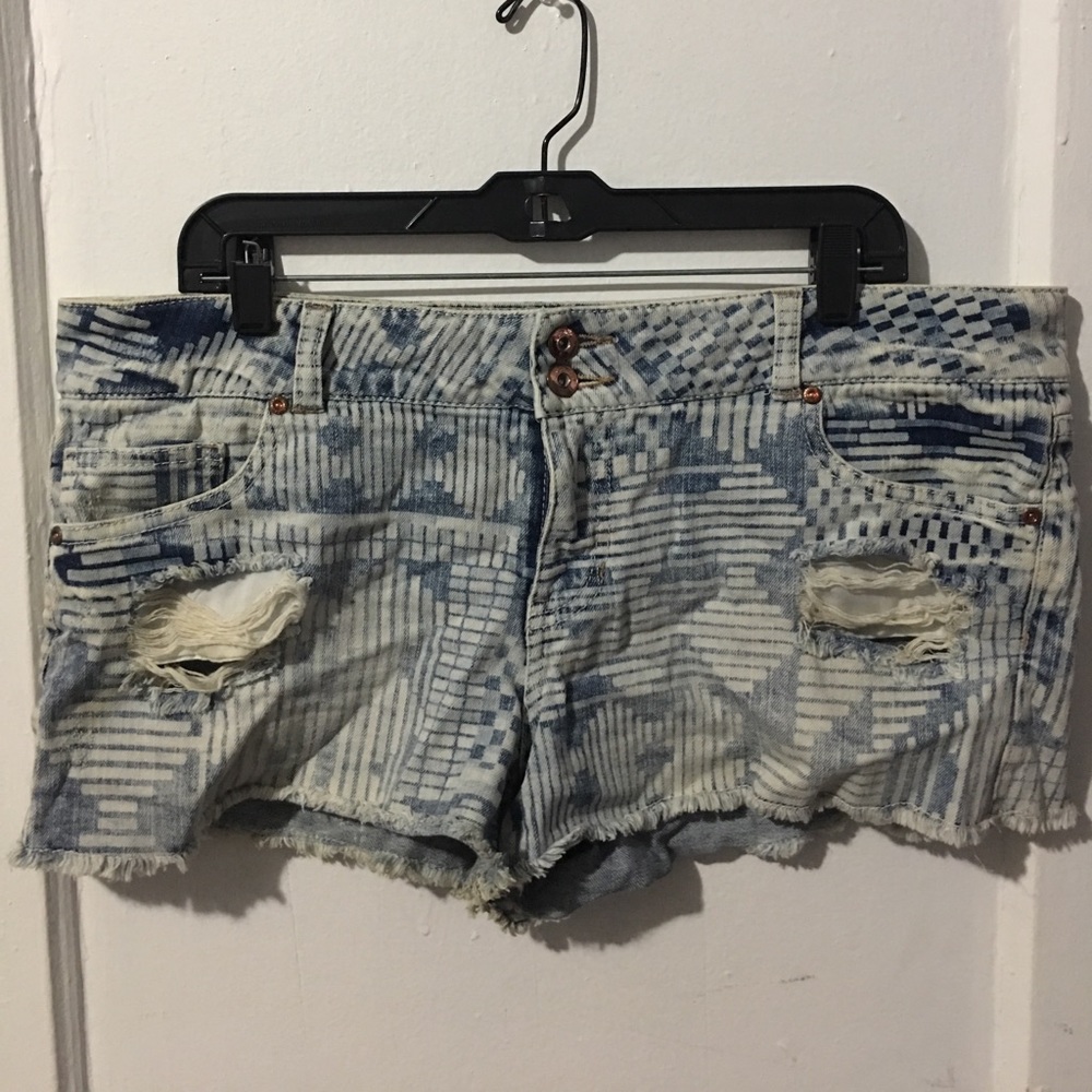 Light wash, cut-off shorts