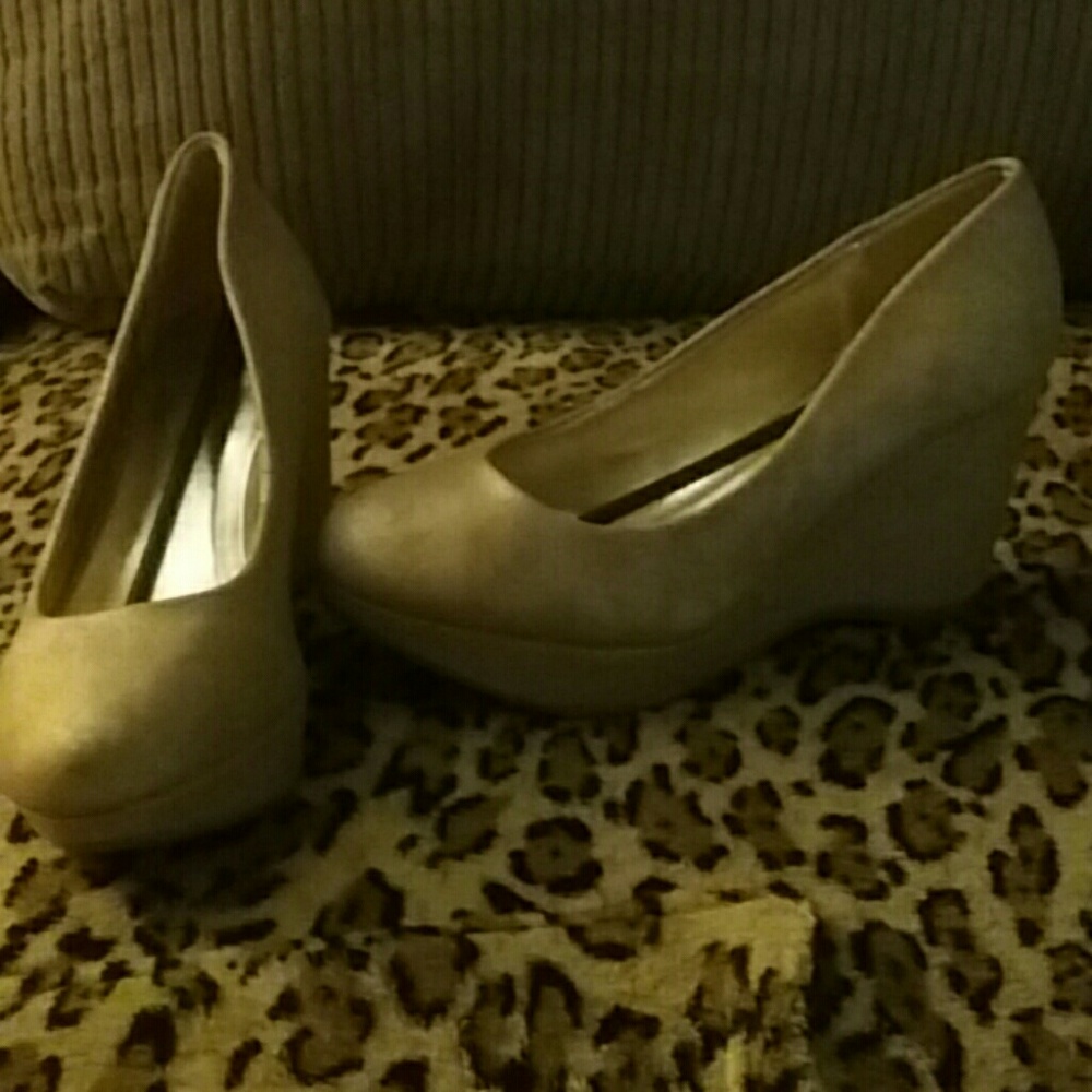 Brand new NEVER WORN  Maurice's Wedges